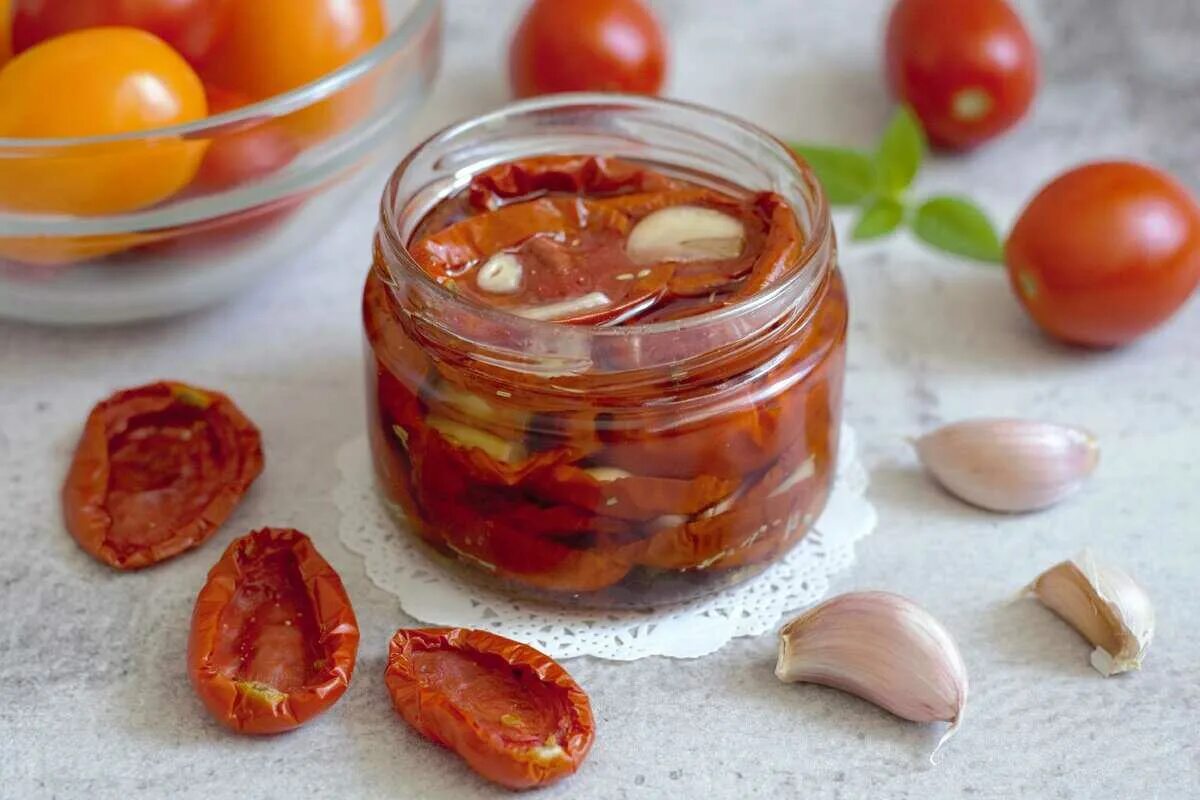 Вяленые томаты самый простой рецепт. Вяленые помидоры. Вяленые томаты домашние. Вяленые помидоры в домашних. Вяленые томаты в духовке.