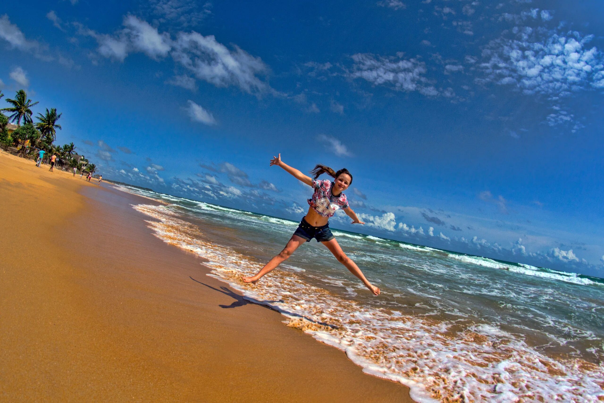 Ехать ли в шри ланка. Туристы на Шри Ланке. Серфинг Шри Ланка Ваддува. Пляжи Шри Ланки. Шри Ланка девушки на пляже.