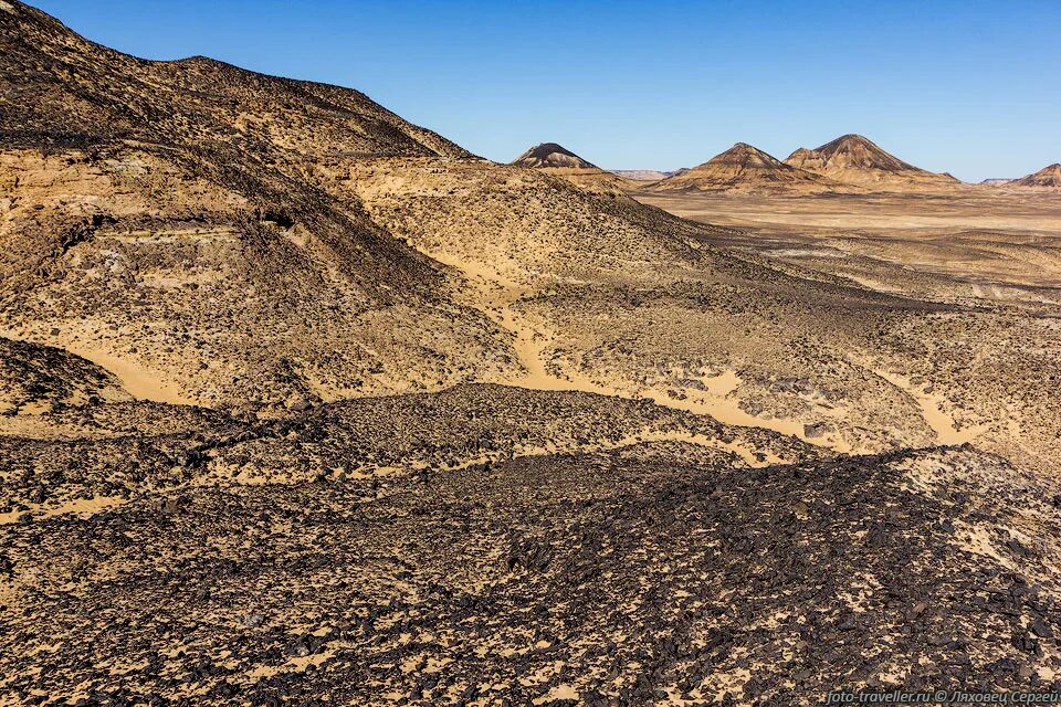 Египет черная земля. Черная пустыня Египет. Известковая почва. Черная пустыня Египет фото. Почвы долины рек