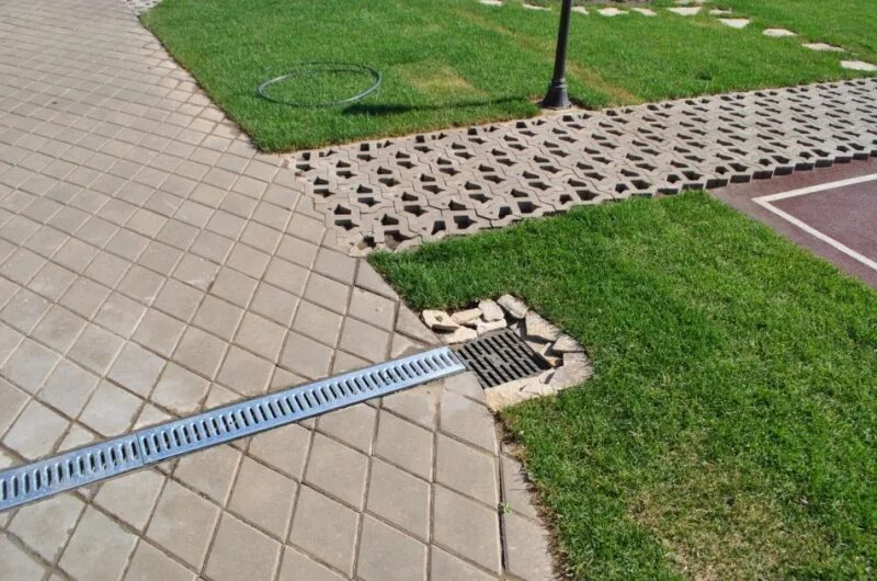 Ливневка тротуарная. 6. Ливневка тротуарная. Ливневка тротуарная. Лоток водоотводный полимербетонный 1000*140*60 с чугунной решёткой.