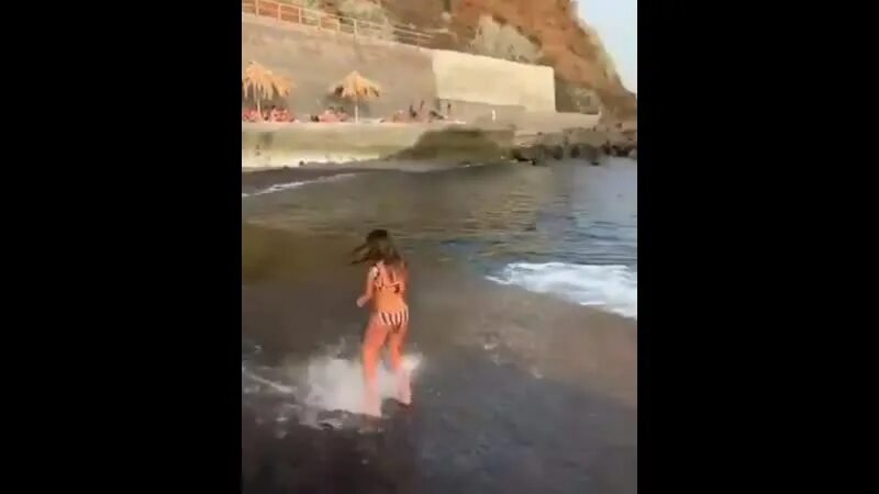 Фото девушки которую унесло в сочи. Туристки в сочи. сочи девушки туристки. туристка в сочи в бикини.