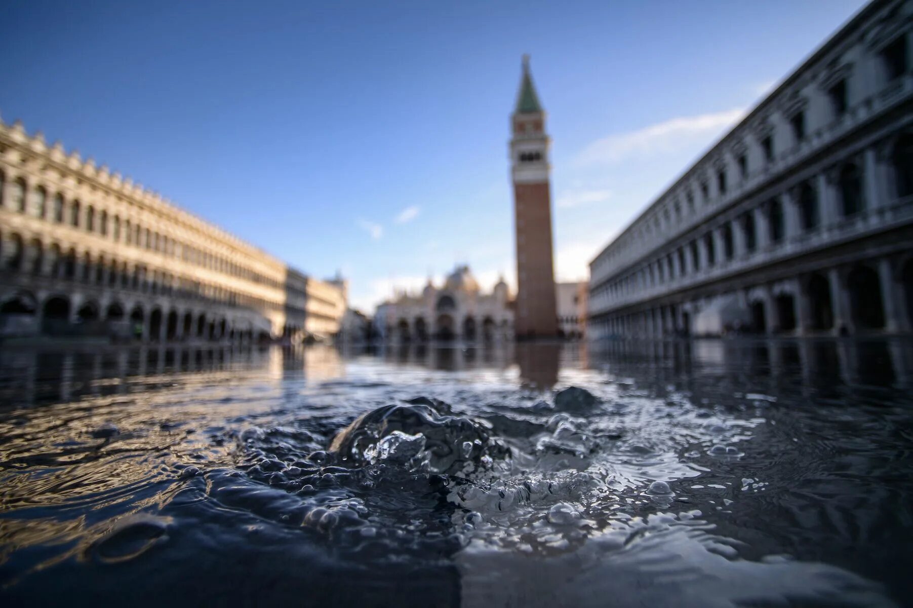Почему венеция на воде. Засуха в Венеции. Венеция на воде. Венеция город на воде. Венеция сейчас.