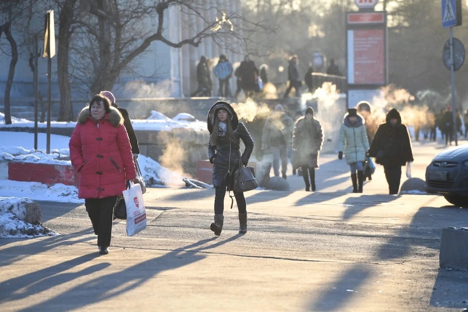 Зимой в городе было 36. Люди зимой на улице. Люди в городе зимой. Люди на улице Москва зима. Зима город люди.