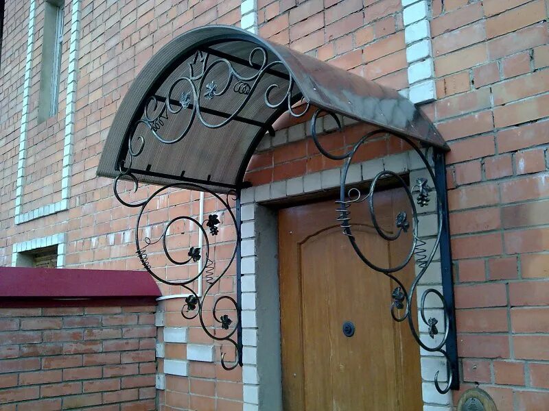 Козырек над крыльцом из профильной трубы. Кованый козырек с виноградом. козырёк над крыльцом кованый с виноградом. козырек для калитки с узорами. кованые козырьки чекмагуш.