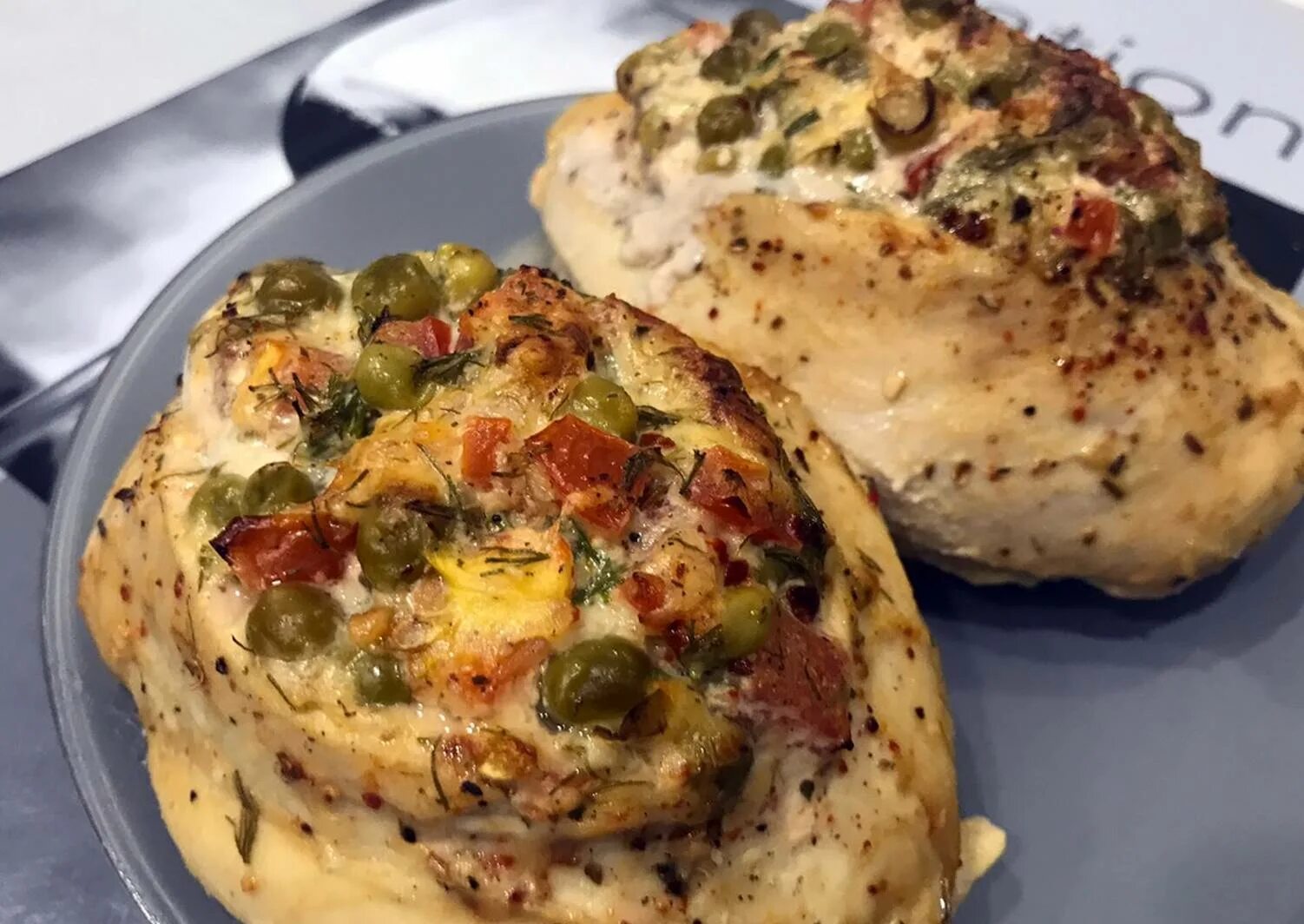 кармашки из куриного филе. кармашки из куриной грудки. горячие блюда куриные кармашки. куриные кармашки с грибами и сыром. фаршированная куриная грудка.