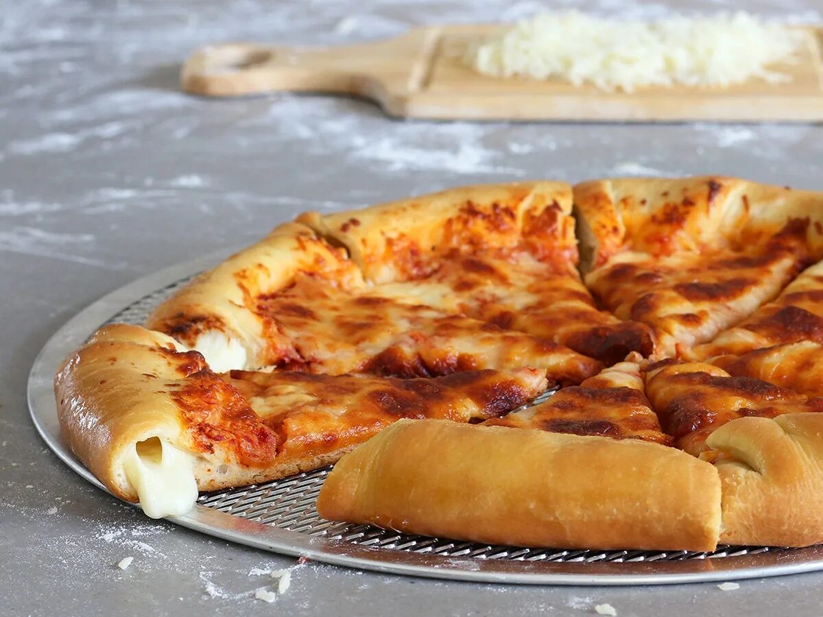 Pizza tower stuffed crust. Пан-тесто и традиционное. stuffed crust. effigy crust. тесто сохраняя традиции.