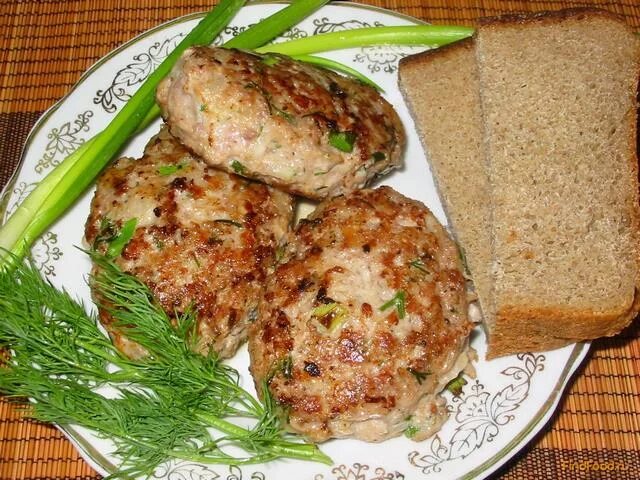 биточки из индейки. котлеты из фарша из индейки. котлетки из фарша индейки. сочные котлеты. филе грудки индейки котлеты.