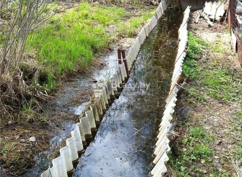 Дренажная канава на участке. Дренажная водоотводная канава. Дренажная канава. Благоустройство водоотводной канавы. Канавы для отвода воды на участке.