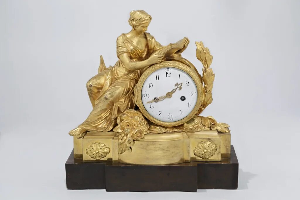 Часы останкино. Фигура часы. Настольные часы музейные. Настольные часы с скульптурами женщин мужчин.