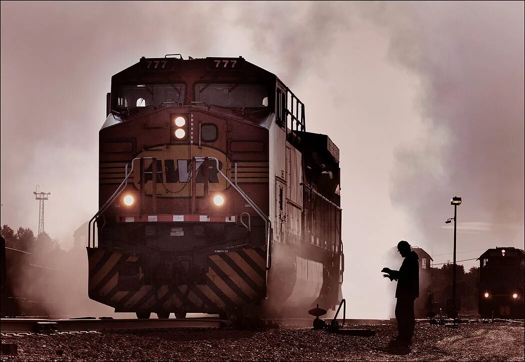 Поезд пожиратель поезд пожиратель. Поезд призрак scp. Поезд пожиратель. Призрачный вокзал гарри поттер. Метро пожиратель.