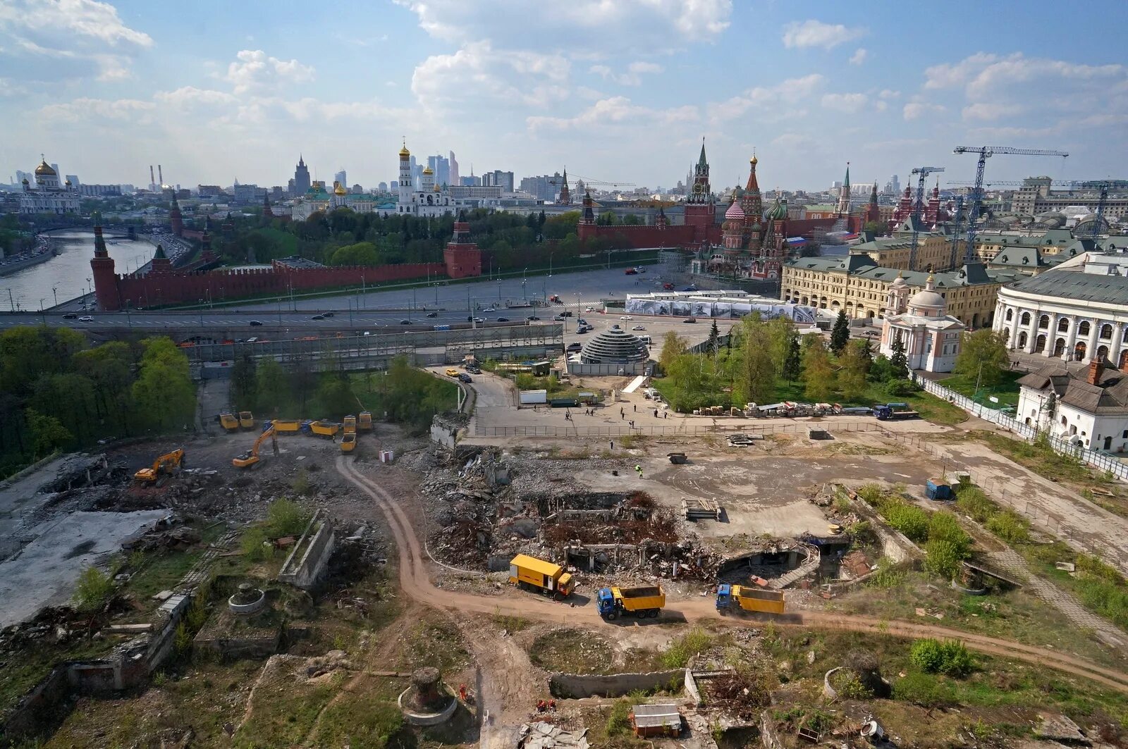 Что будет вместо москвы. Парк Зарядье стройка. Гостиница Россия парк Зарядье. Парк Зарядье 17 век. Парк Зарядье Китайгородская стена.