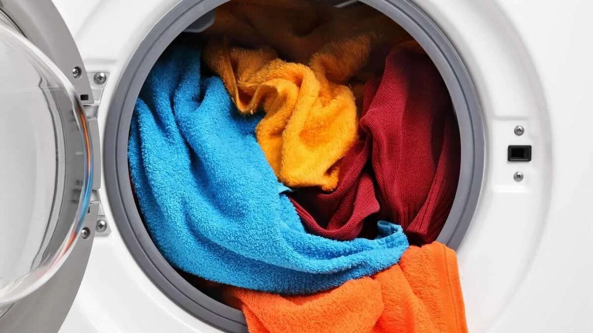 Как высушить куртку после стирки. Вещи после сушильной машины. одежда после сушильной машины. сушка вещей в сушильной машине. сушилка после стирки.