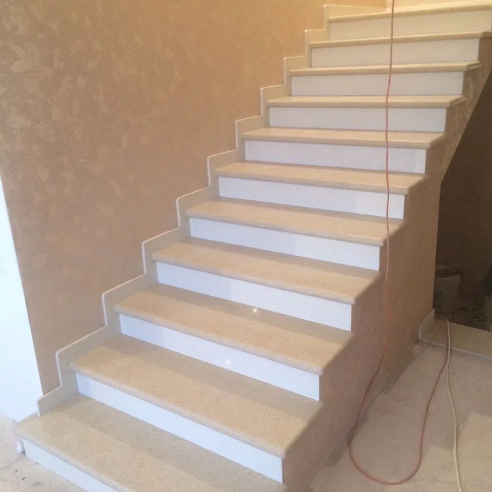 Кориан искусственный камень. Лестница из кварцевого агломерата идс 1100. Ступеньки из искусственного камня. Ступени из искусственного камня. Ступени из искусственного камня.