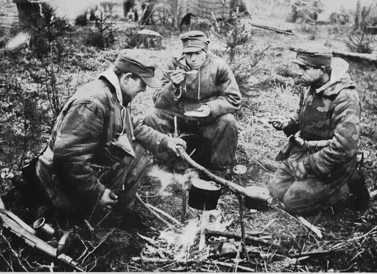 Партизаны великой отечественной 1942 года. Солдатский костер. Поход костер. Армейский котелок на костре. Горные егеря вермахта в 1941.