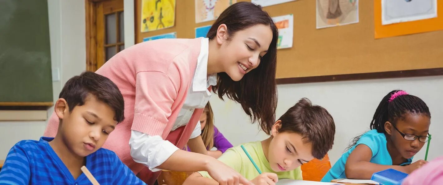 Дошкольное образование в Португалии. Школьное образование в Португалии. Teacher in the Classroom. Teachers and students in class.