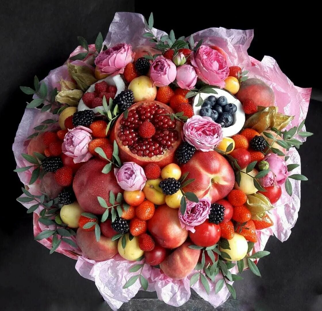 красивые фруктовые корзины. букет из фруктов и цветов. продуктовый букет для женщин. фруктовая корзина "в подарок". съедобные букеты пермь.