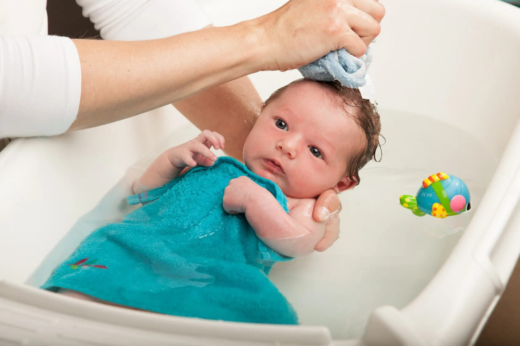Малыш после купания. Гигиеническая ванна новорожденного. Купание новорожденного ребенка. Купание новорожденного в ванной. Гигиенические ванны для новорожденных.