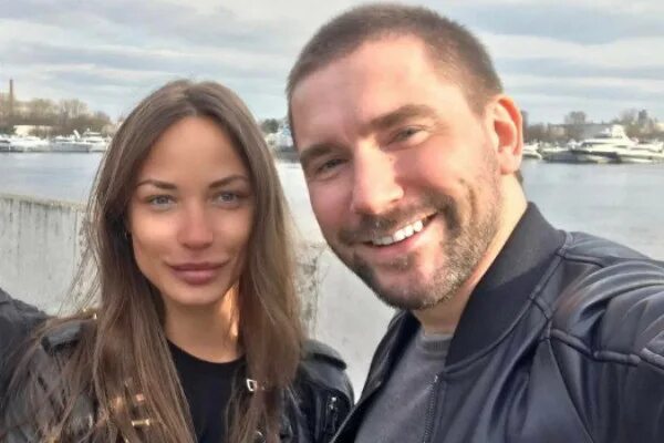 Олег винник бизнесмен. Новая девушка олега. Новая девушка олега. Девушка олега. Олег винник и яна ким.