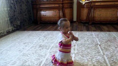 Время уже два девочка танцует одна
