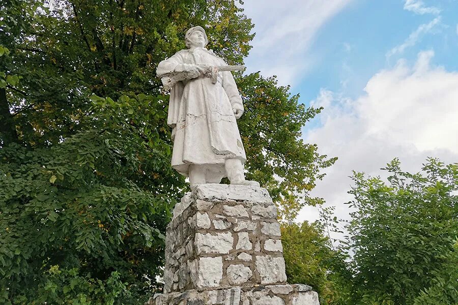 Памятники сортавала. Сортавала памятники. Памятник рунопевцу Сортавала. Памятник ангела в Сортавала и на Камчатке.