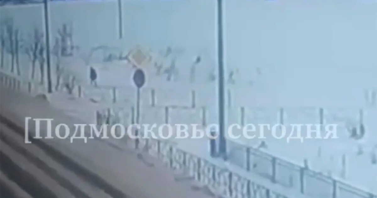 Замерший мальчик в дубне. В подмосковье замерзают жители. В подмосковье замерзают жители. Замерзший на улице насмерть. В дубне пропал мальчик.