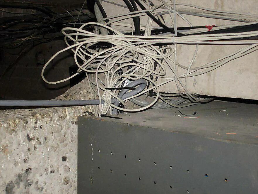 Кинуть кабель. Прокладка интернет кабеля в квартире. Интернет кабель в подъезде. Интернет провода в подъезде. Кабель под интернет в квартиру.