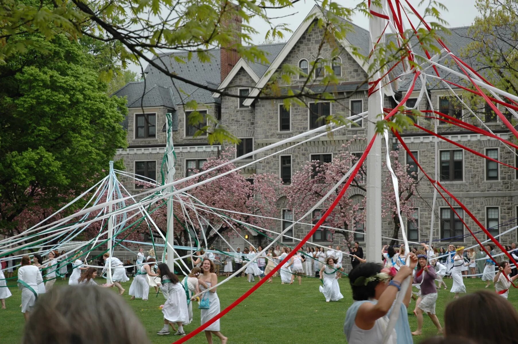 May day 2025. Maypole майское дерево. праздник maypole в великобритании. бельтайн майское дерево. мэй дэй в великобритании.