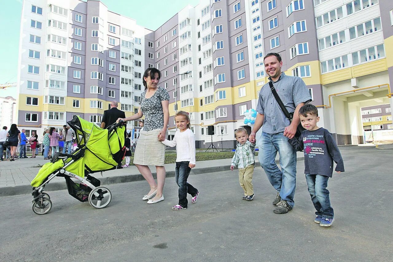 Что нового для многодетных в 2024. Многодетная семья жилье. Многодетные семьи в Беларуси. Семья на фоне многоэтажки. Многодетные семьи новострой.