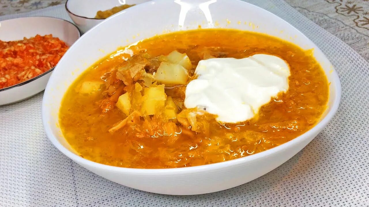 Щи в скороварке из квашеной. Кислые щи. кислые щи из квашеной капусты. томленые щи из квашеной капусты. щи из квашеной капусты в духовке.