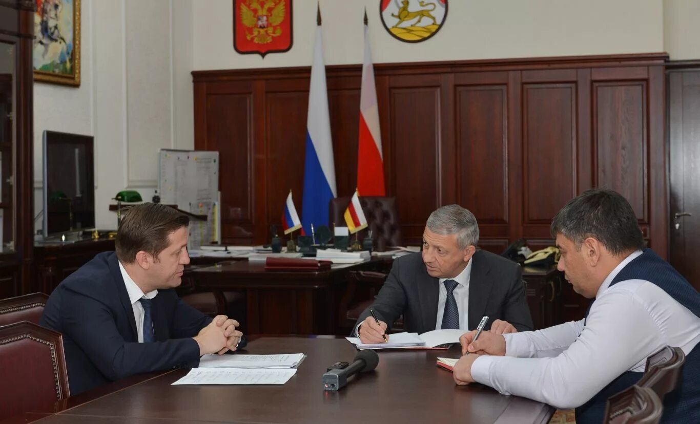 Гогичаев министр здравоохранения. Тайсаев тамерлан казбекович. Здравоохранение осетии. Министр здравоохранения рсо-алания тебиев. Гогичаев тамерлан казбекович министр здравоохранения.