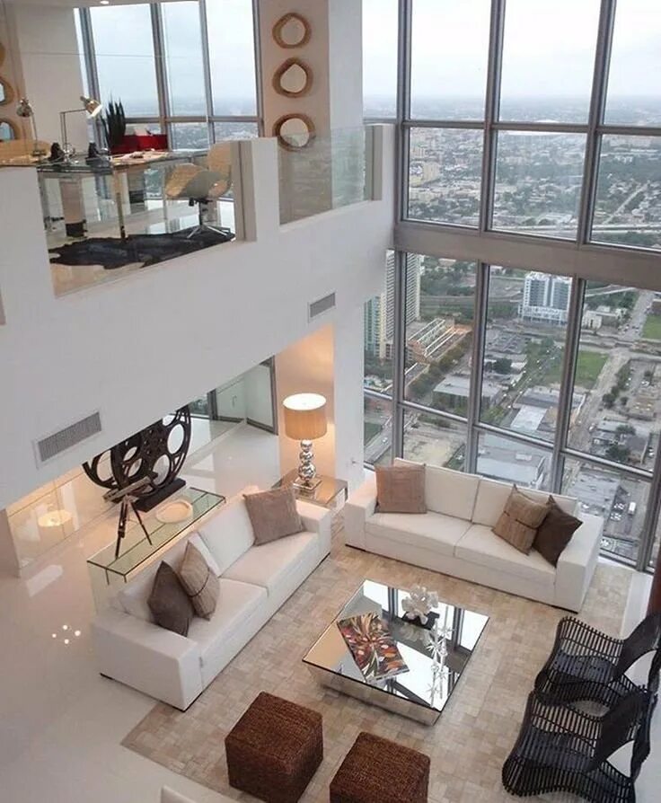 Двухэтажный дом с высокими потолками. Квартира с террасой. Проект двухуровневой квартиры. Двухэтажный пентхаус в нью йорке. Квартира с балконом 2 этаж.