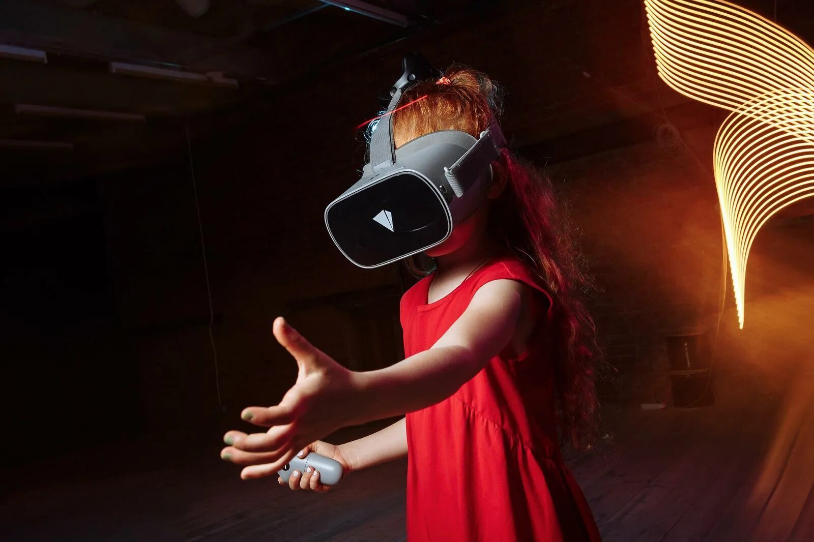 Комната виртуальной реальности. Очки виртуальной реальности девушка. Виртуальная реальность (virtual reality, vr). Виртуальная реальность 2021. Зал виртуальной реальности.