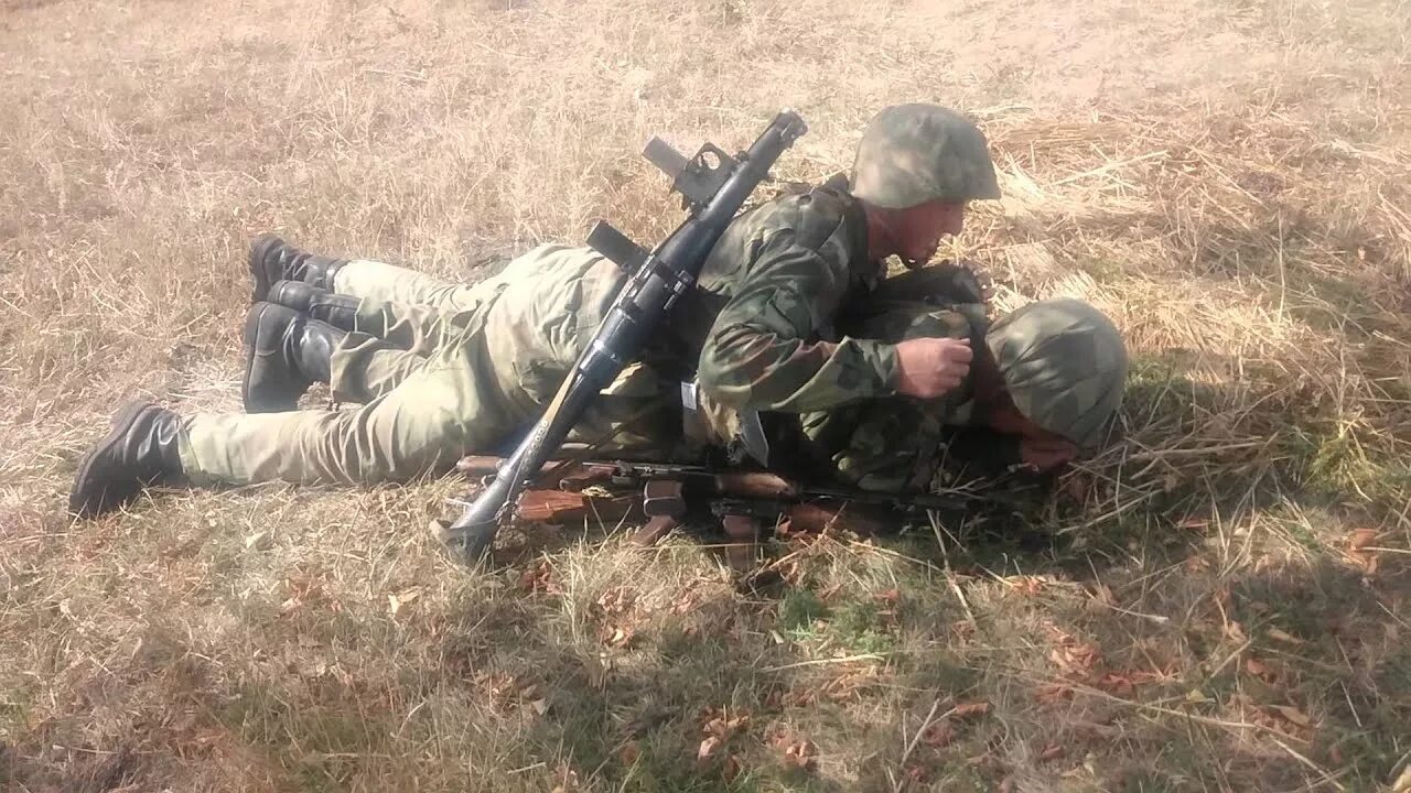 Переползание по пластунски с оружием. Ползает гусеничкой ребенок. Переползание на боку. Разминка рукопашный бой. Переползание по пластунски.