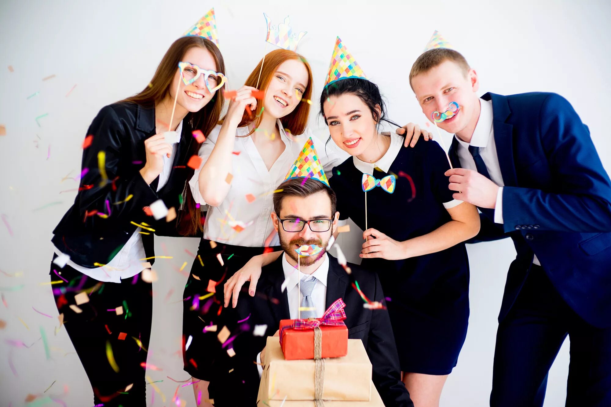 Новогодний корпоратив на работе. Корпоратив в офисе. коллектив на корпоративе. корпоративная вечеринка в офисе. с днем рождения коллектив.