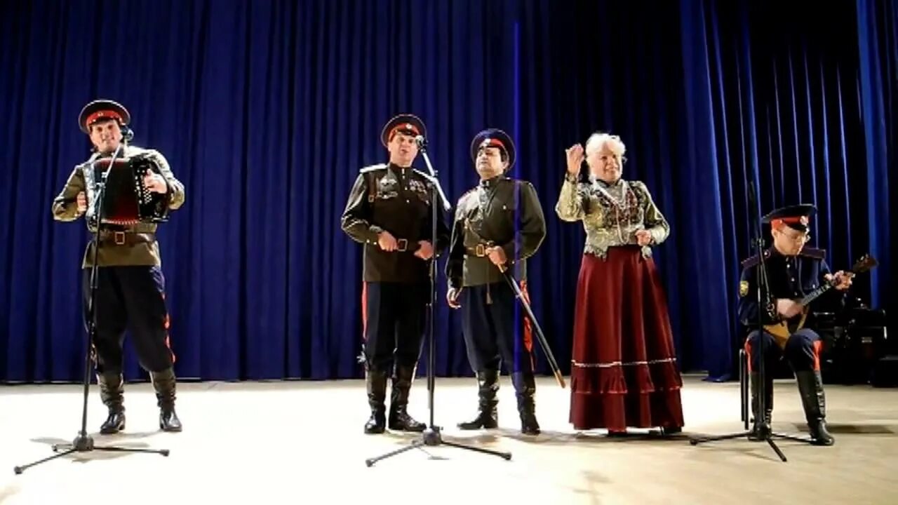 Казачий под окном широким