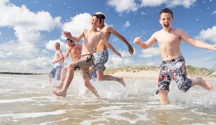 Купаемся на речке. Идем купаться. Пошла мыться картинка. Купание на даурском. Летом на речке.