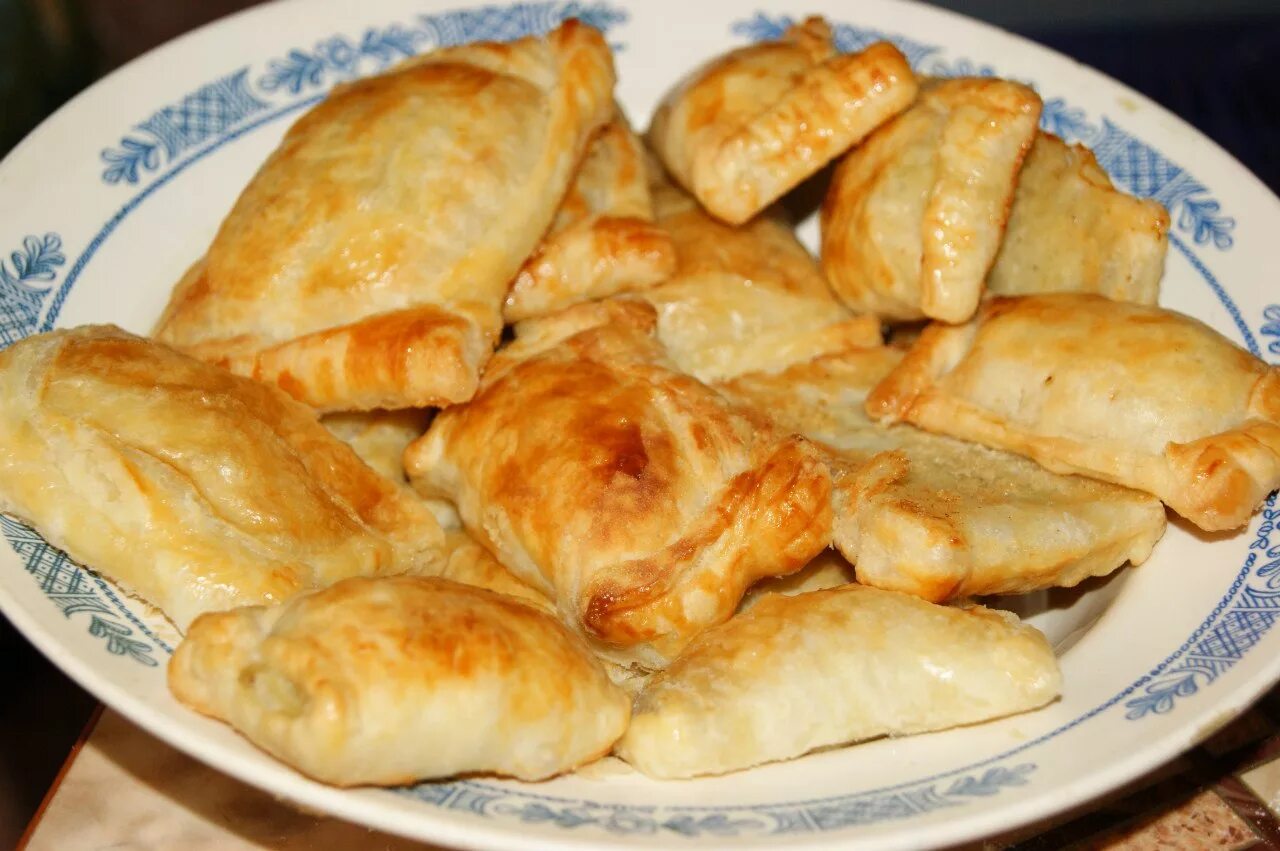 Пирожки из готового мяса. Пирожки с картошкой из слоеного теста. пирожки с картошкой из слоеного дрожжевого теста. слоеные пирожки с капустой. пирожки с картошкой на слоеном тесте.