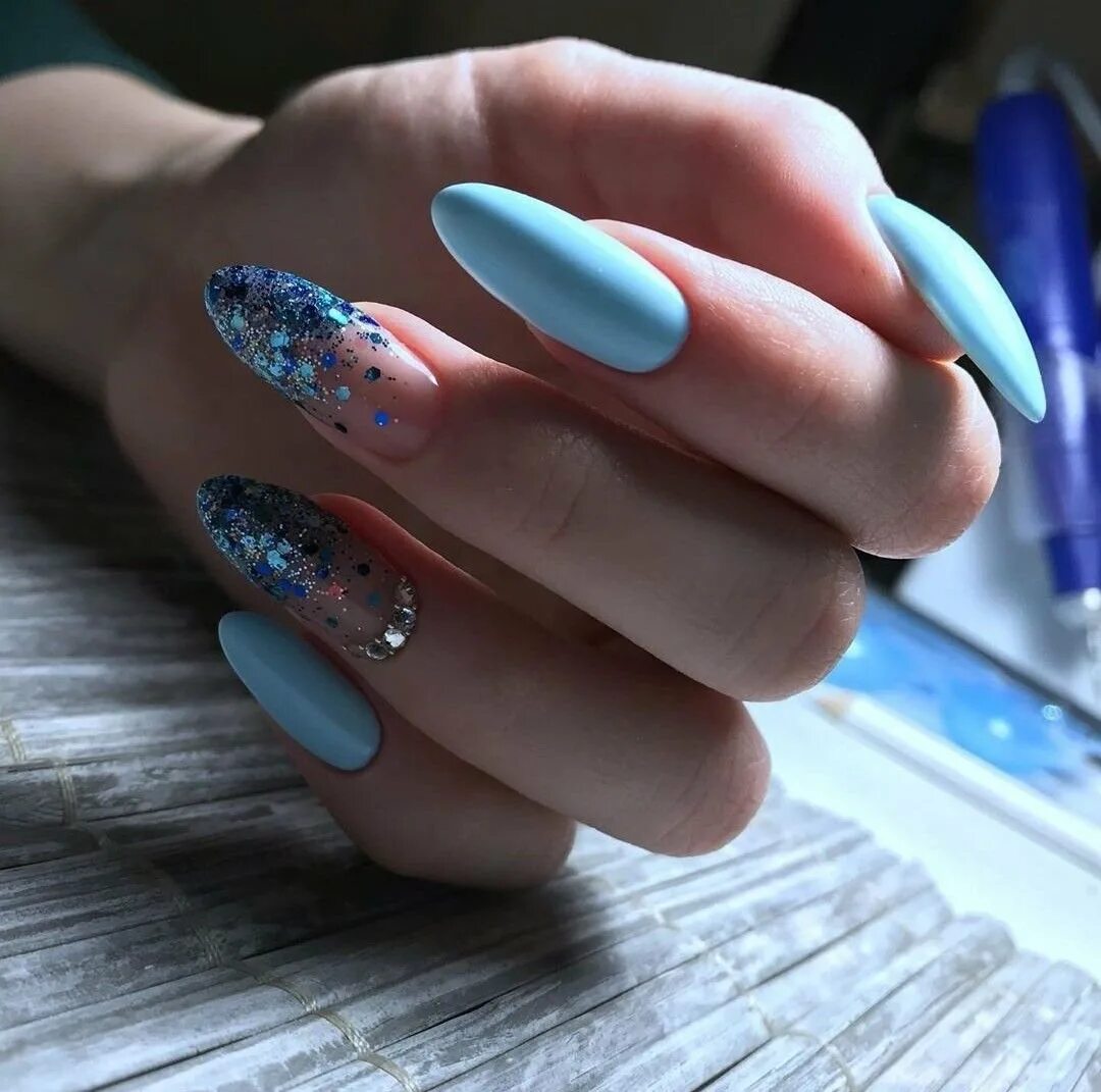 Голубой маникюр. Мраморный маникюр голубой. Небесно голубые ногти. Голубой маникюр. Скетлоголубоц маникюр.