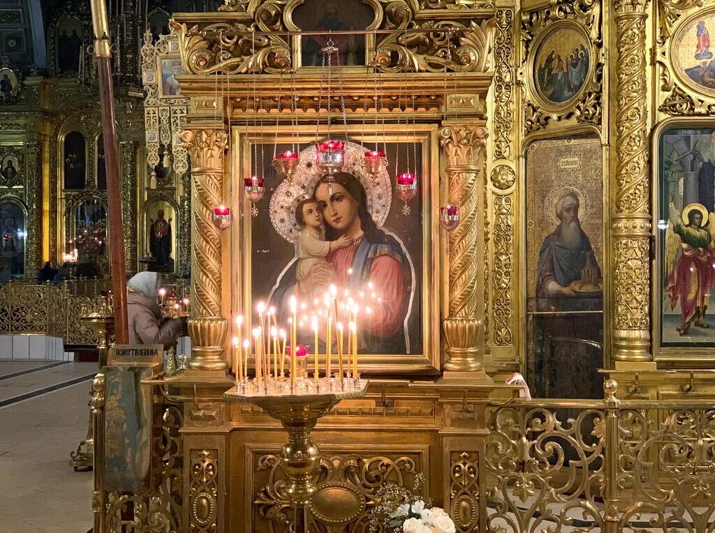 Смоленской божией матери одигитрии в соборе. Храм святого лазаря чудотворная икона тамбов. Иконостас кафедрального собора ростов. Елоховский собор иконы богородицы. В кафедральном соборе икона.