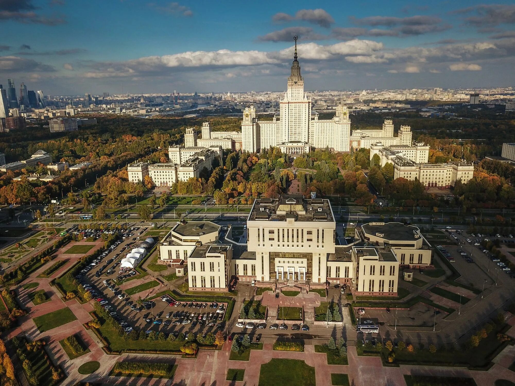 Университет МГУ В Москве. Институт Ломоносова в Москве. Главное здание МГУ на Воробьевых горах. Вузы России МГУ Ломоносова.