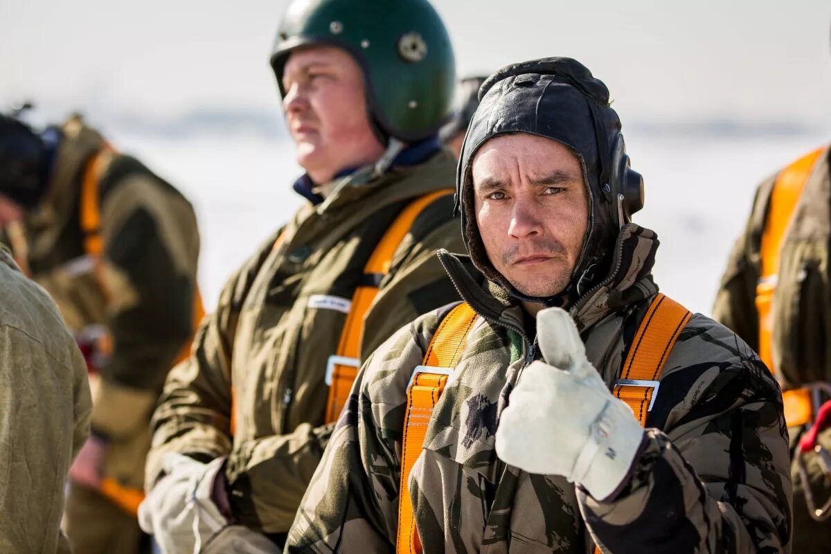 Пожарный десант. Мурманская авиабаза мурмаши. Пожарный десант авиалесоохрана. Парашютист пожарный. Пожарные десантники лесоохраны.