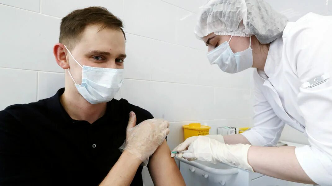 Вакцина новости сегодня. Маска вакцина. Медицинская маска и вакцина. Человек в маске и привитый. Люди в масках на прививку.