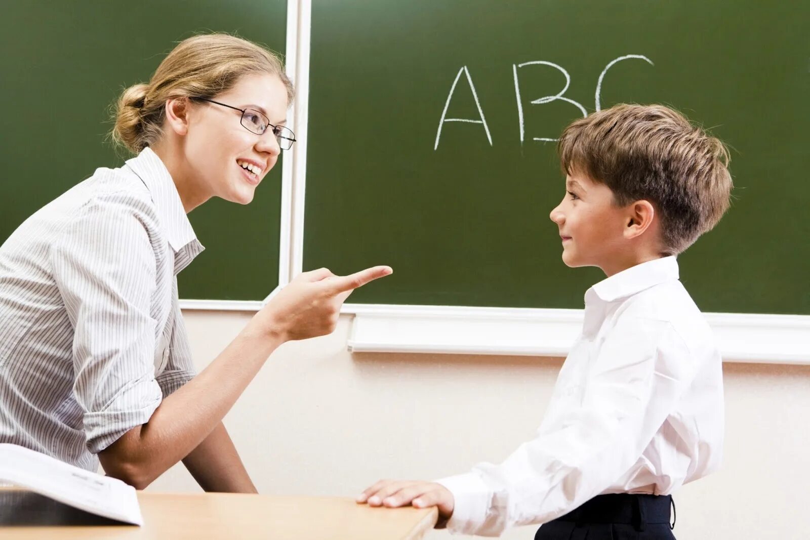 класс с учениками. учитель и дети. педагог и дети. урок в школе. дети в школе.