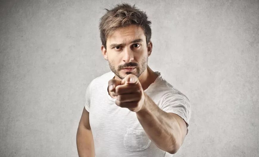 Мужик показывает большой палец. Человек тычет пальцем. Человек указывает пальцем. Чел с большим пальцем. Человек показывает пальцем на тебя.