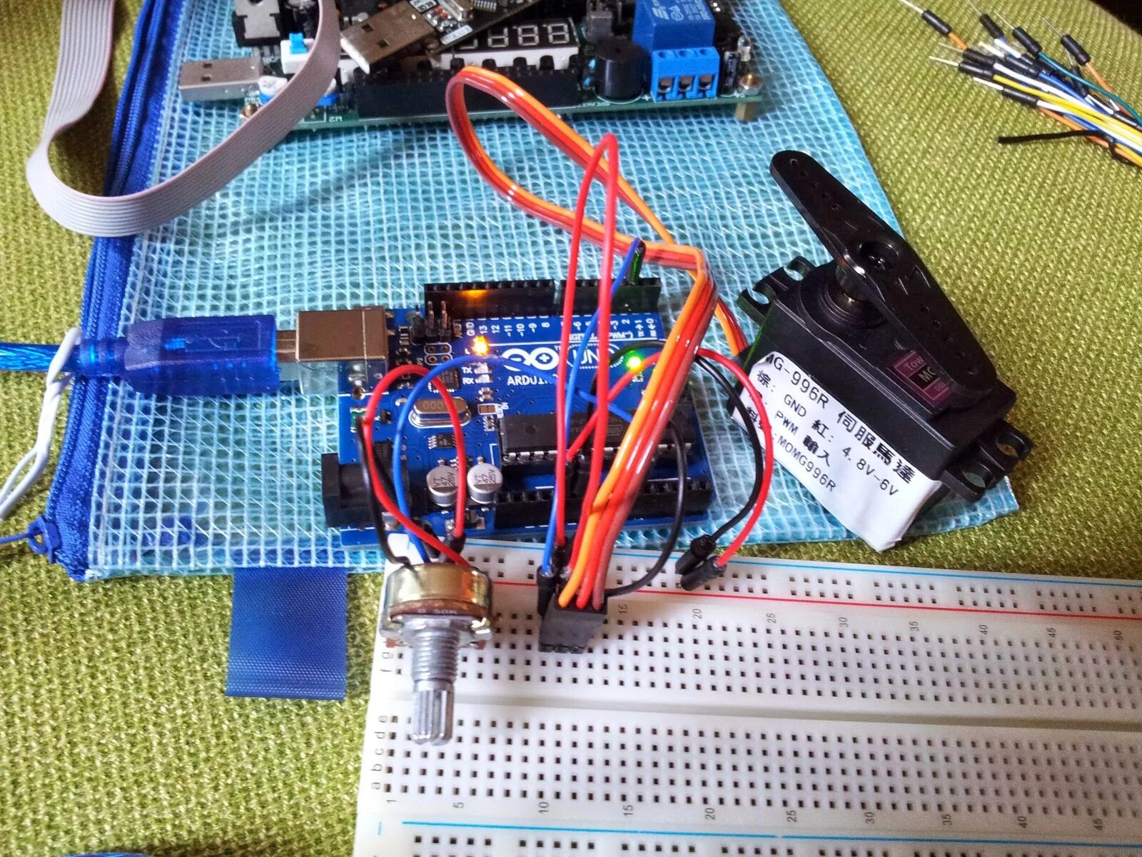 Arduino motor control. Ардуино уно сервопривод. мощный сервопривод к ардуино. servo motor control arduino. ардуино крона серво.