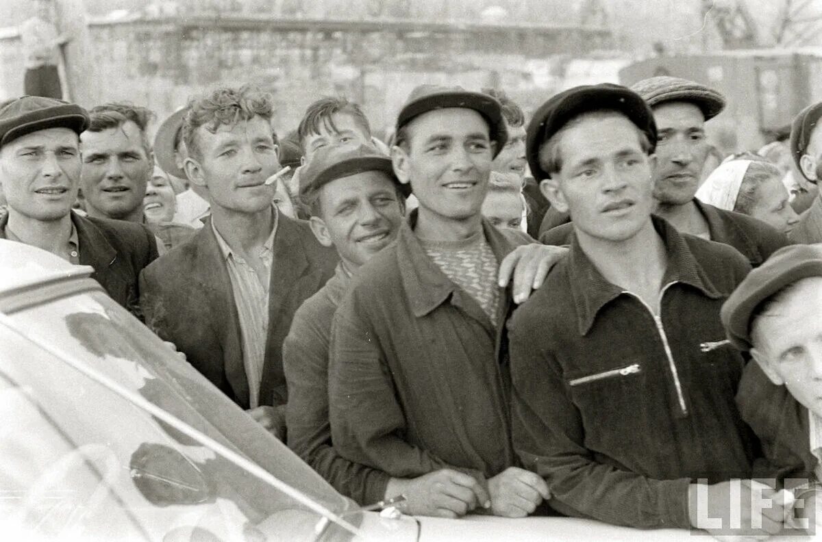 Старое фото строители. Строители братской гэс. строители братской гэс 1961. первые строители братской гэс. строители братска.