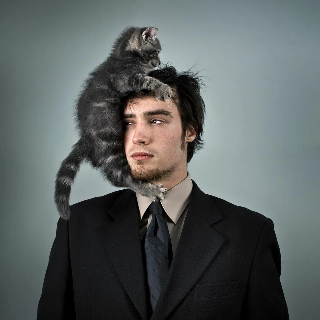 Фото кошки мужчины. Брутальные мужчины с котиками. Парень с кошкой. Брутальные мужчины с котиками. Мужчина с котенком.