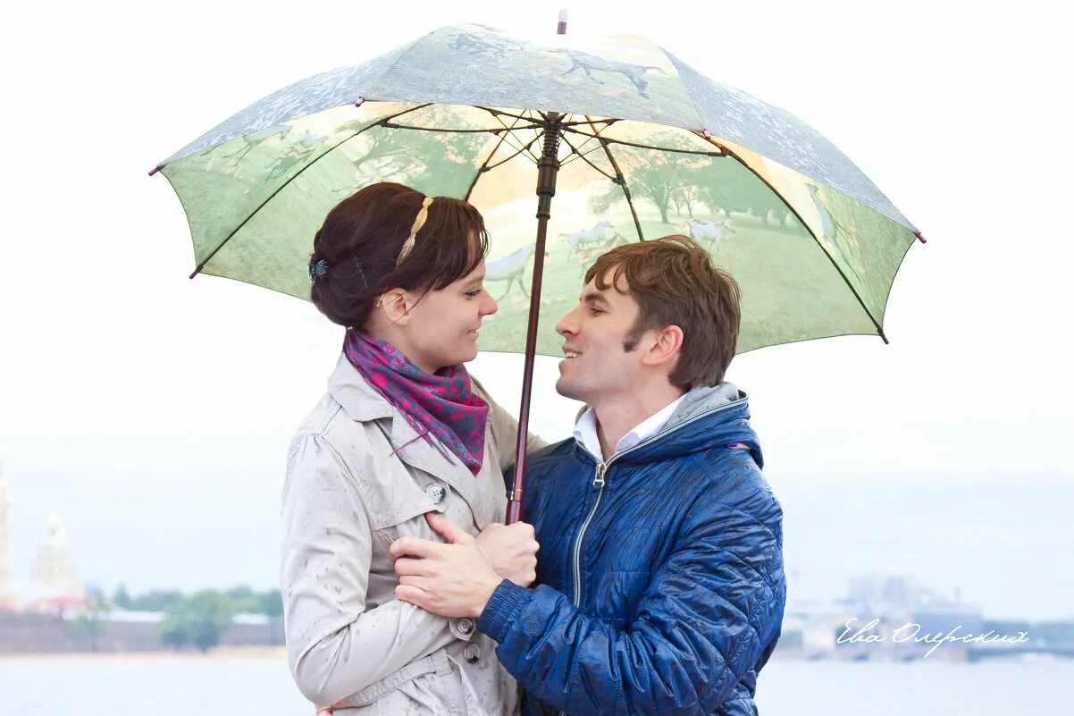 судьбоносное время. под зонтом вдвоем. парень ждет. художник джефф роуланд зима. двое под часами.