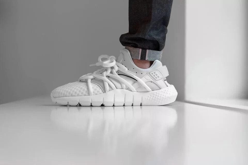 White details. Nike Air Huarache NM. Nike кроссовки 'Huarache NM'. Nike Air Huarache Craft (бело-черные). Хаурачи белые.