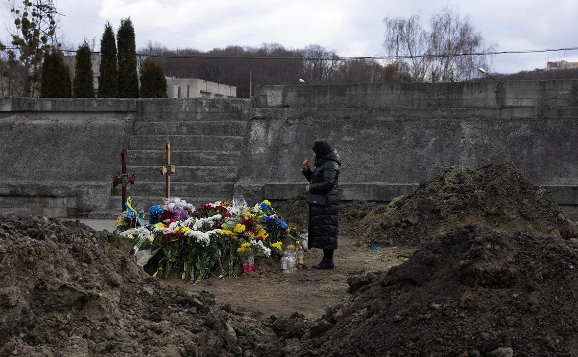 Сколько мирных жителей на донбассе. Убитые украинские мирные жители. Памятники погибших на Украине.